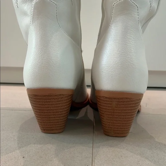 New White Leather Western-Style Women's Boots - Picture 11 of 15